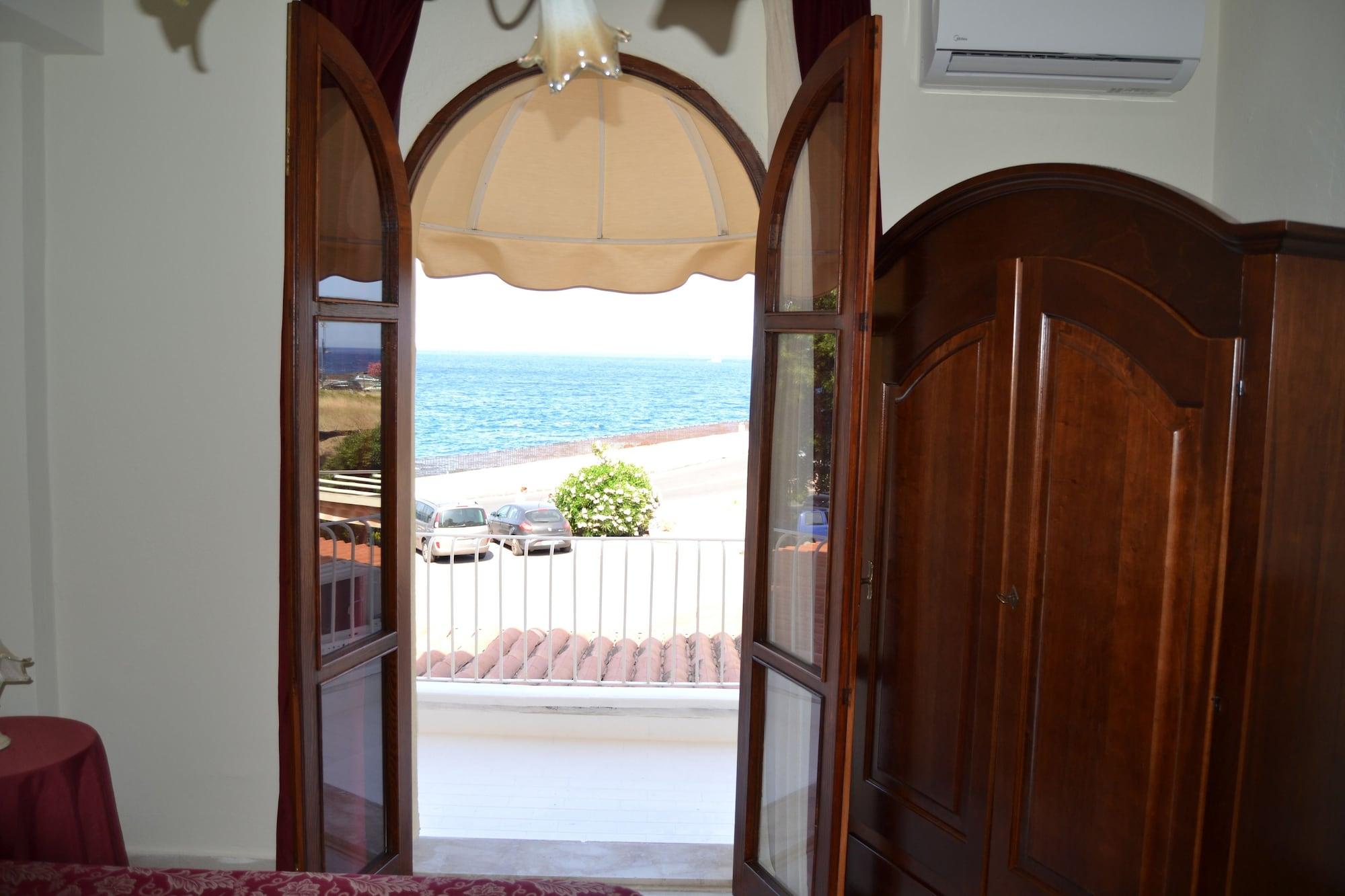 Hotel Porto Azzurro Giardini Naxos Bagian luar foto