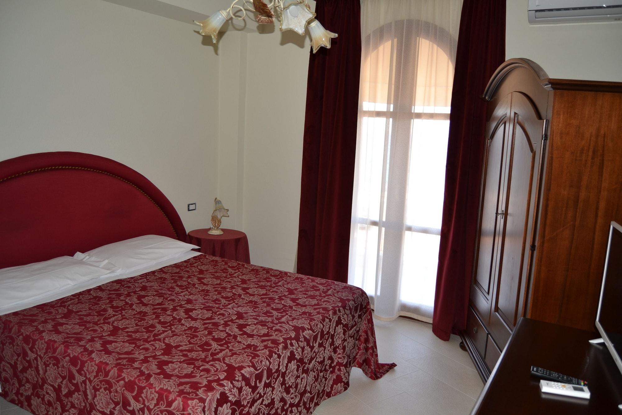 Hotel Porto Azzurro Giardini Naxos Bagian luar foto