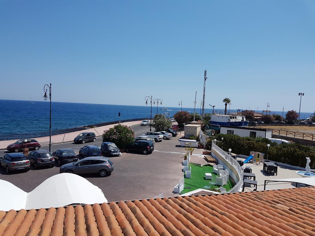 Hotel Porto Azzurro Giardini Naxos Bagian luar foto